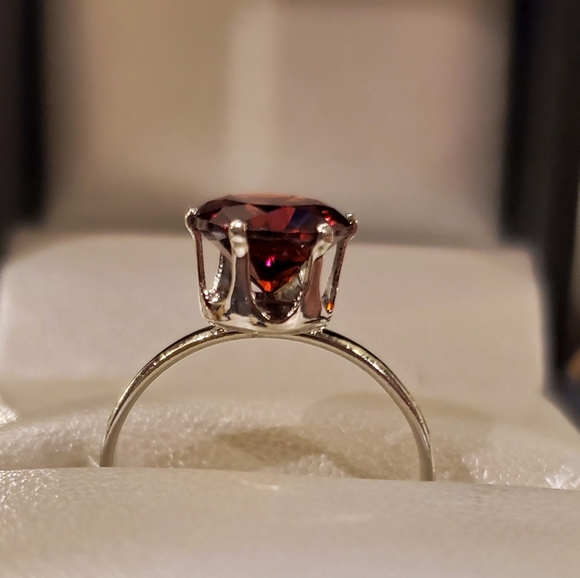 Jewelry - 1.2 Carat AAA zirconia garnet birthstone ring